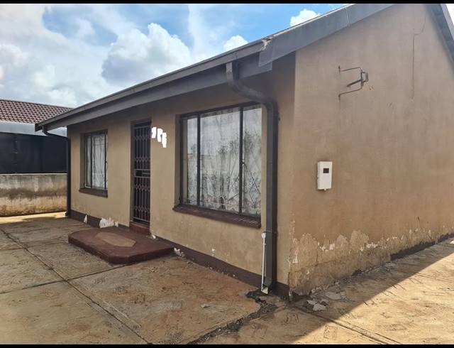 2 BEDROOM HOUSE FOR SALE IN SEBOKENG UNIT 7